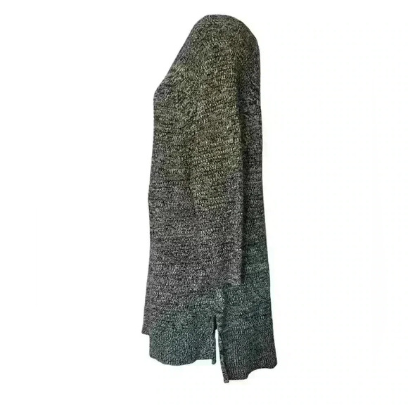 Lane Bryant Women’s Size 18/20 Crew neck sweater . Cute button design on back - Picture 2 of 10